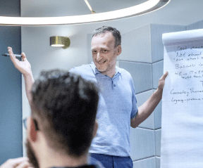 преподаватель возле доски