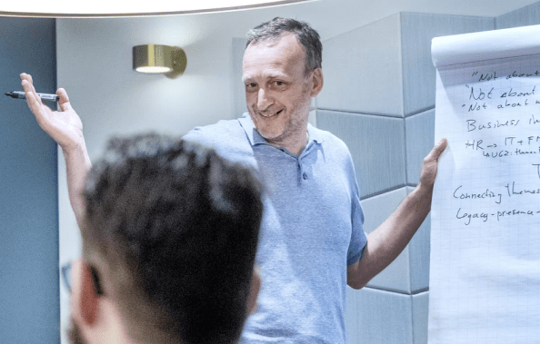 преподаватель возле доски