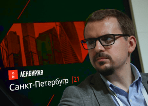 мужчина в очках
